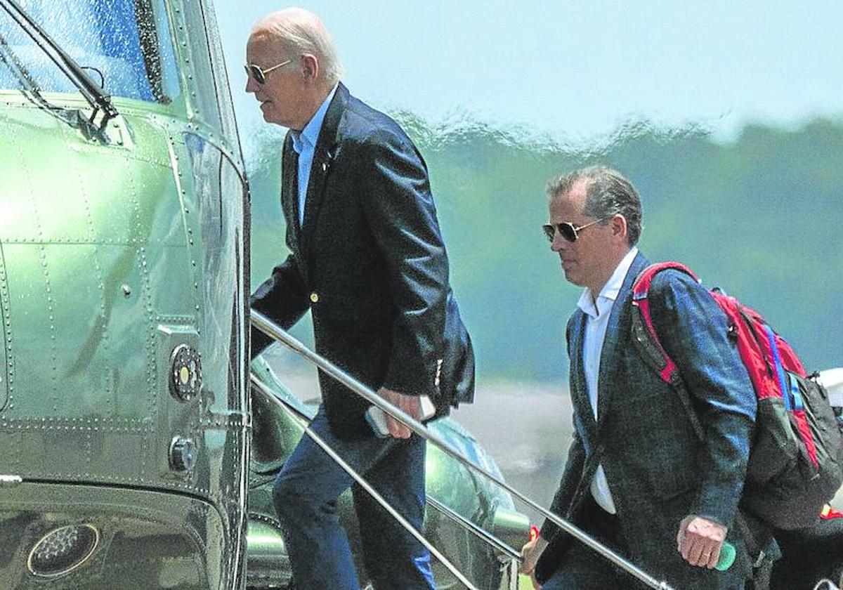 Hunter Biden sube al Marine One presidencial por detrás de su padre en la base Andrews, en Maryland.