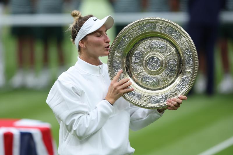 Marketa Vondrousova besa el trofeo logrado en Wimbledon