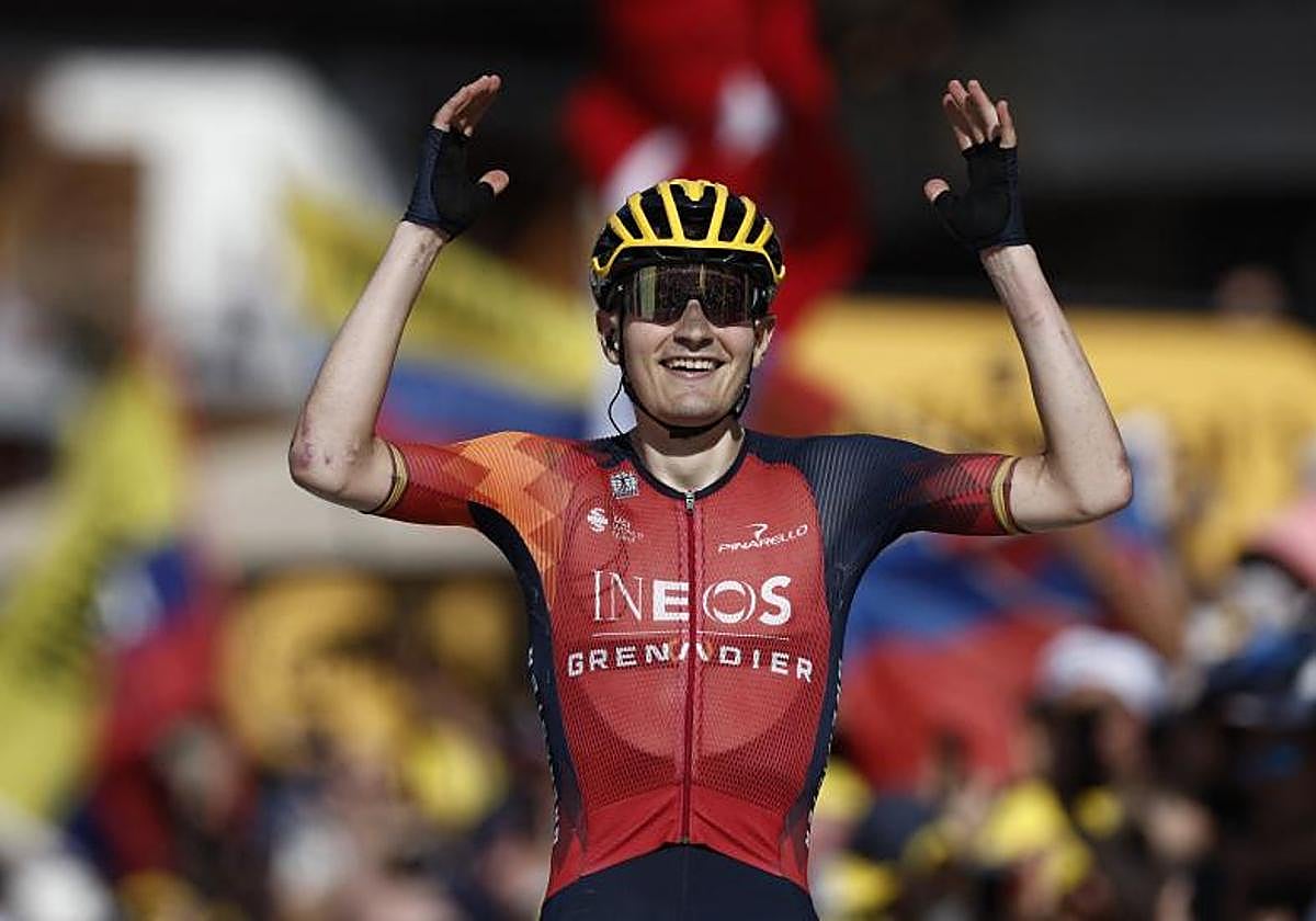 Carlos Rodríguez celebra su victoria en la decimocuarta etapa del Tour 2023.