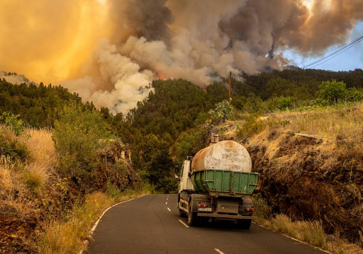 Un camión cisterna con agua acude a la zona principal del incendio en la isla de La Palma.