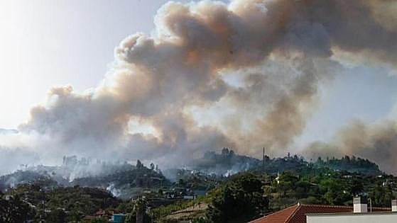 El incendio de La Palma afecta a más de 4.500 hectáreas y obliga a desalojar a 2.000 personas