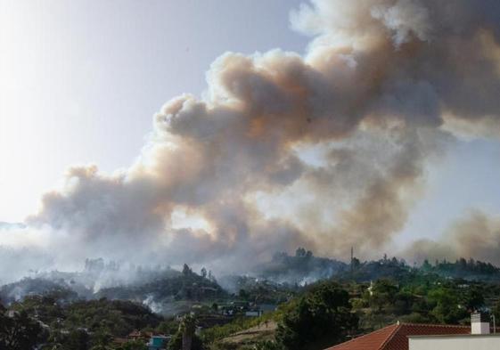 El incendio de La Palma afecta a más de 4.500 hectáreas y obliga a desalojar a 2.000 personas