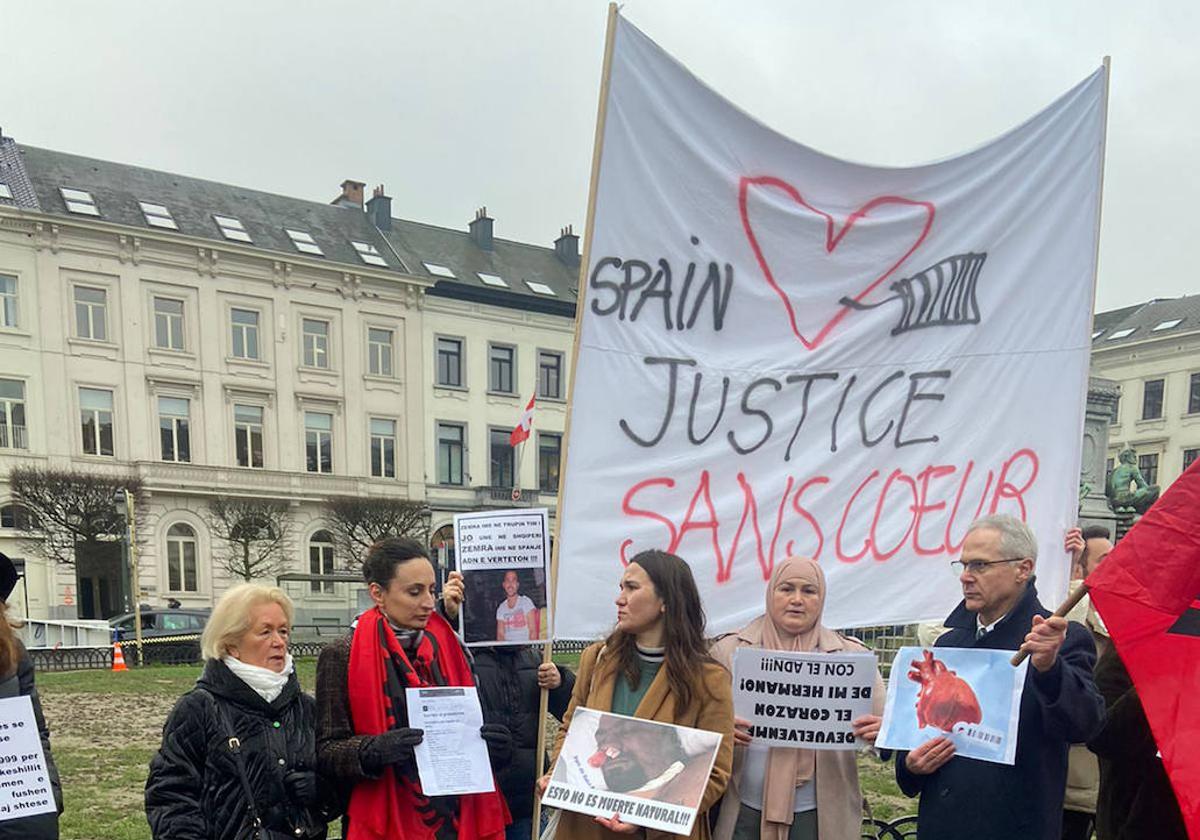 En España, Albania y Bélgica, Majlinda Sula encabeza las protestas para que se aclare la muerte de su hermano y el destino de su corazón.