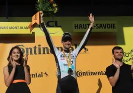 Wout Poels, en el podio tras ganar la decimoquinta etapa del Tour de Francia.