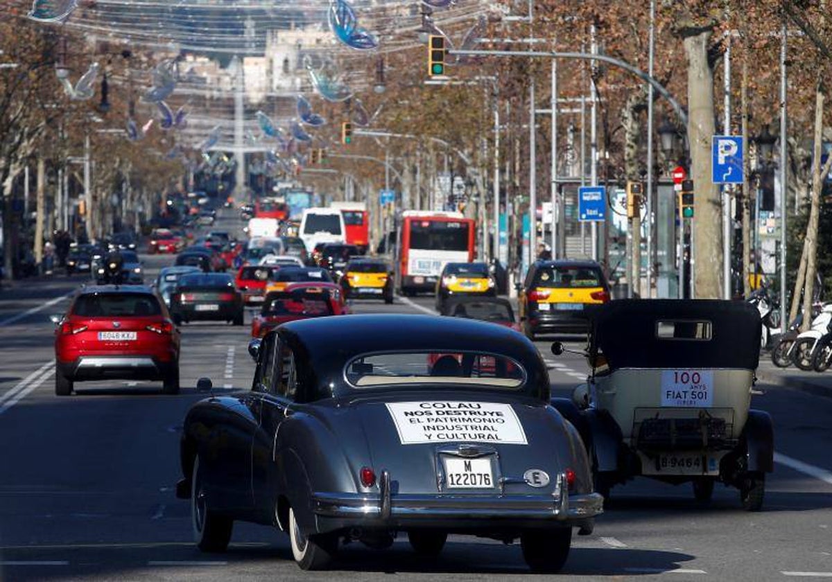 Una manifestación de coches históricos contra las políticas de Ada Colau contra el vehículo privado hace unos años