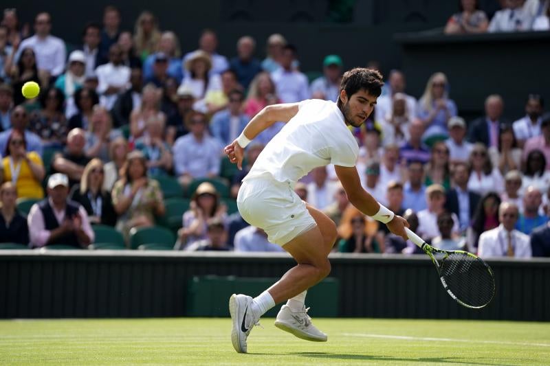 Alcaraz devuelve de revés un golpe a Djokovic