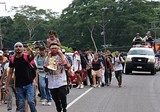 Migrantes caminan en caravana en la ciudad mexicana de Tapachula para intentar llegar a EE UU.