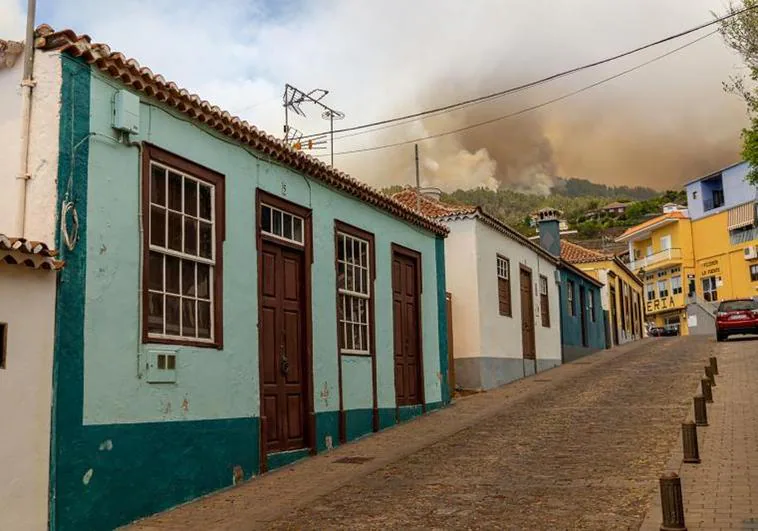 Vista del incendio desde un núcleo poblacional desalojado, en Puntagorda, La Palma. C