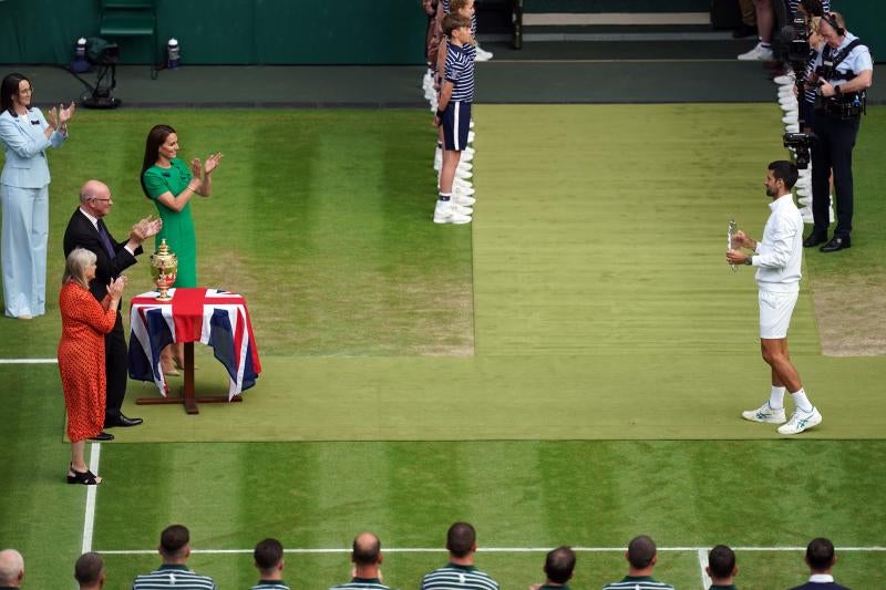 Djokovic posa con el trofeo de subcampeón momentos antes de que Alcaraz recoja el título de ganador