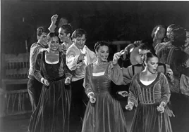 Antonio Gades, en un momento de la representación de 'Fuenteovejuna' en el Festival de Música y Danza de Granada en 1995.