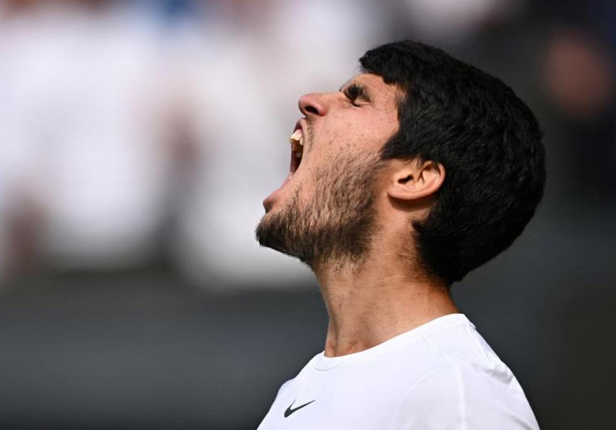 Carlos Alcaraz celebra su victoria ante Novak Djokovic en la final de Wimbledon.