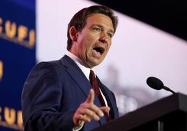 El candidato presidencial republicano DeSantis da un discurso en la cumbre anual de Cristianos Unidos por Israel en Arlington, Virginia.