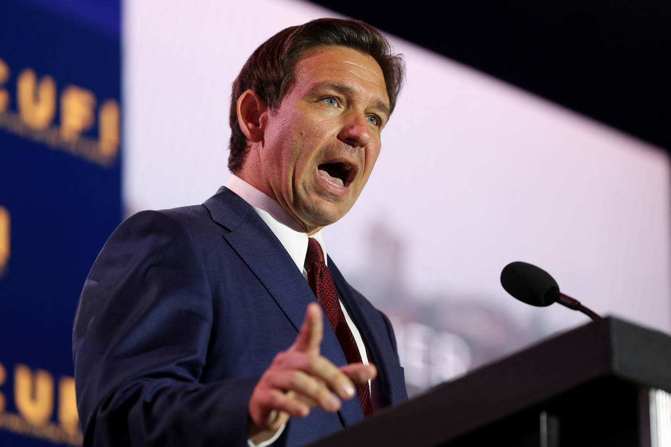 El candidato presidencial republicano DeSantis da un discurso en la cumbre anual de Cristianos Unidos por Israel en Arlington, Virginia.