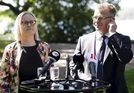 La ministra finlandesa de Finanzas, Riikka Purra, y el primer ministro finlandés, Petteri Orpo, hablan durante una rueda de prensa en Kesaranta.