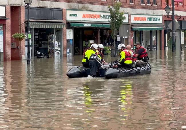 Los servicios de emergencia trabajan después de las inundaciones en Vermont