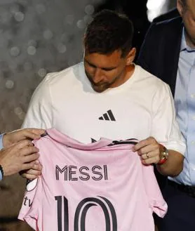Imagen secundaria 2 - Varios momentos de la presentación de Leo Messi.