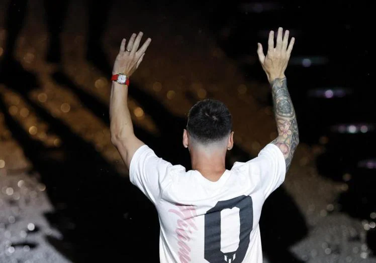 Imagen principal - Varios momentos de la presentación de Leo Messi.