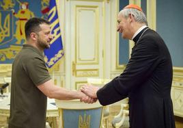 El enviado del Papa, Matteo Zuppi, durante su encuentro con Volodímir Zelenski en Kiev