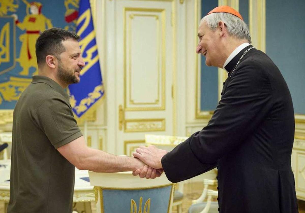 El enviado del Papa, Matteo Zuppi, durante su encuentro con Volodímir Zelenski en Kiev