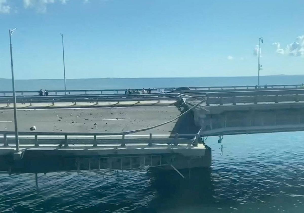 Mueren dos personas en un ataque con drones acuáticos contra el puente de Crimea