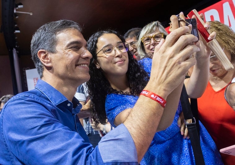 Sánchez, se fotografía este domingo en Barcelona junto a unas simpatizantes