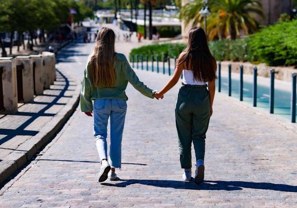 Julia y Lucía pasean por Sevilla.