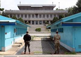 Un soldado surcoreano y otro estadounidense custodian el puesto fronterizo de Panmunjom
