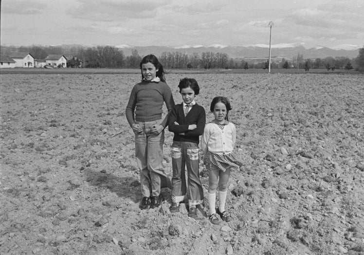 'Las niñas de cría cueros', con Ana Torrent, en el centro. 1975.