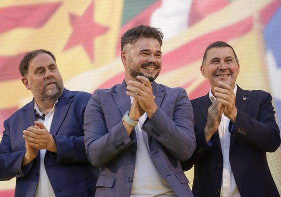 De izquierda a derecha, el presidente de ERC, Oriol Junqueras; el candidato de Esquerra al Congreso, Gabriel Rufián; y el líder de EH Bildu, Arnaldo Otegi, de mitin en Barcelona.