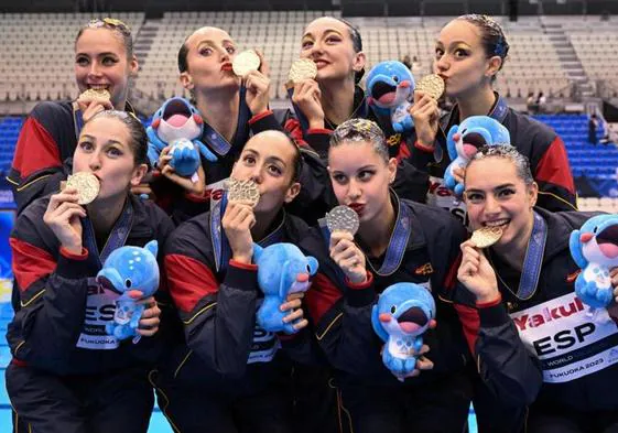 España, oro por equipos en natación artística