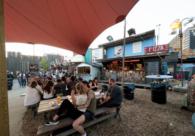 Ambiente en Holzmarkt25, un proyecto social de marcado acento cultural y reivindicativo en pleno centro de Berlín.