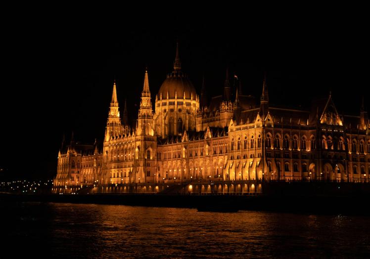 Imagen principal - Parlamento iluminado desde el paseo en barco por el Danubio y, abajo, el Szimpla Kert, el pub en ruinas por excelencia en Budapest.