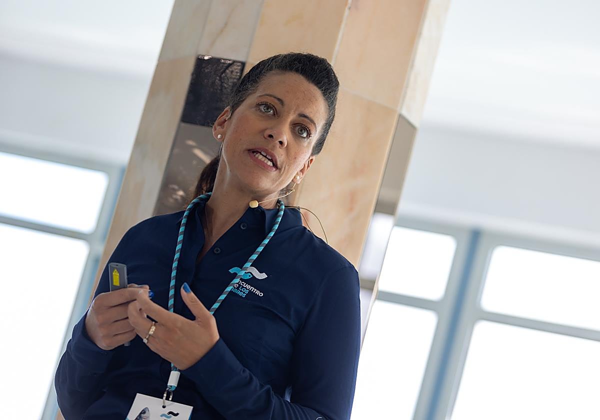 Minna Epps explica en Encuentro de los Mares los hábitats marinos.