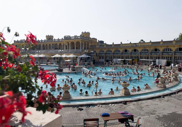 El balnerario Széchenyi, el más grande de Europa, es un gran reclamo de la ciudad y Hungría en general, sobre todo por sus tres piscinas termales exteriores de agua caliente, que sobrepasan los 35º en verano.