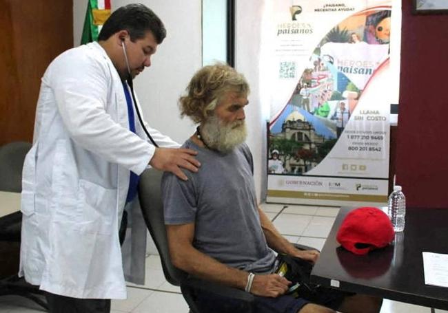 Un médico revisa la salud de Tim Shaddock.