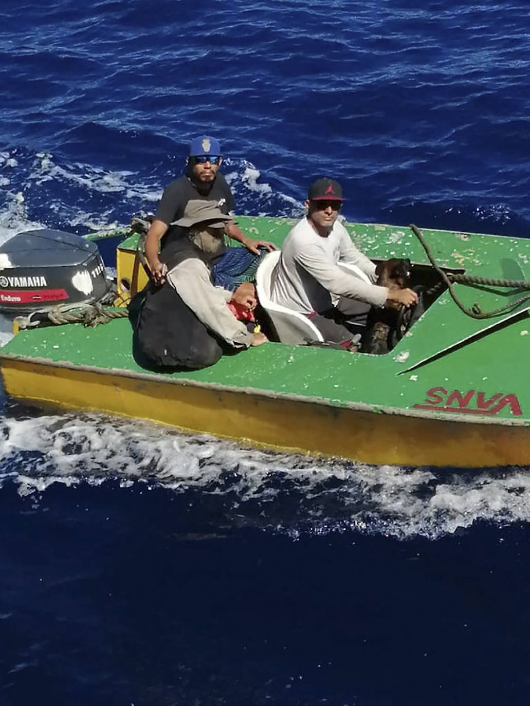 Los dos naufragos cuando son rescatados por un bote que los traslada al barco atunero