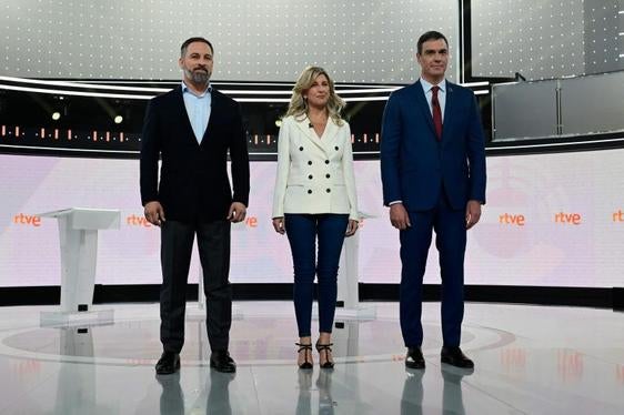 Los candidatos a la presidencia del Gobierno, Santiago Abascal, Yolanda Diaz y Pedro Sánchez, antes del inicio del debate electoral.