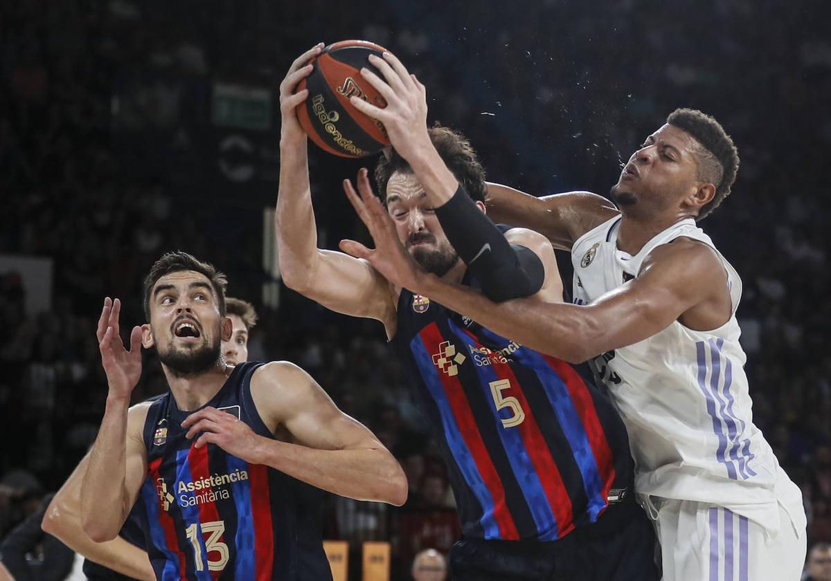 Sertac Sanli y Walter Tavares disputan un rebote en la última final de la Supercopa Endesa.