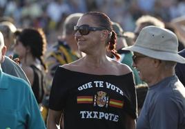 Una mujer viste una de las camisetas en un mitin de Vox en Valencia.