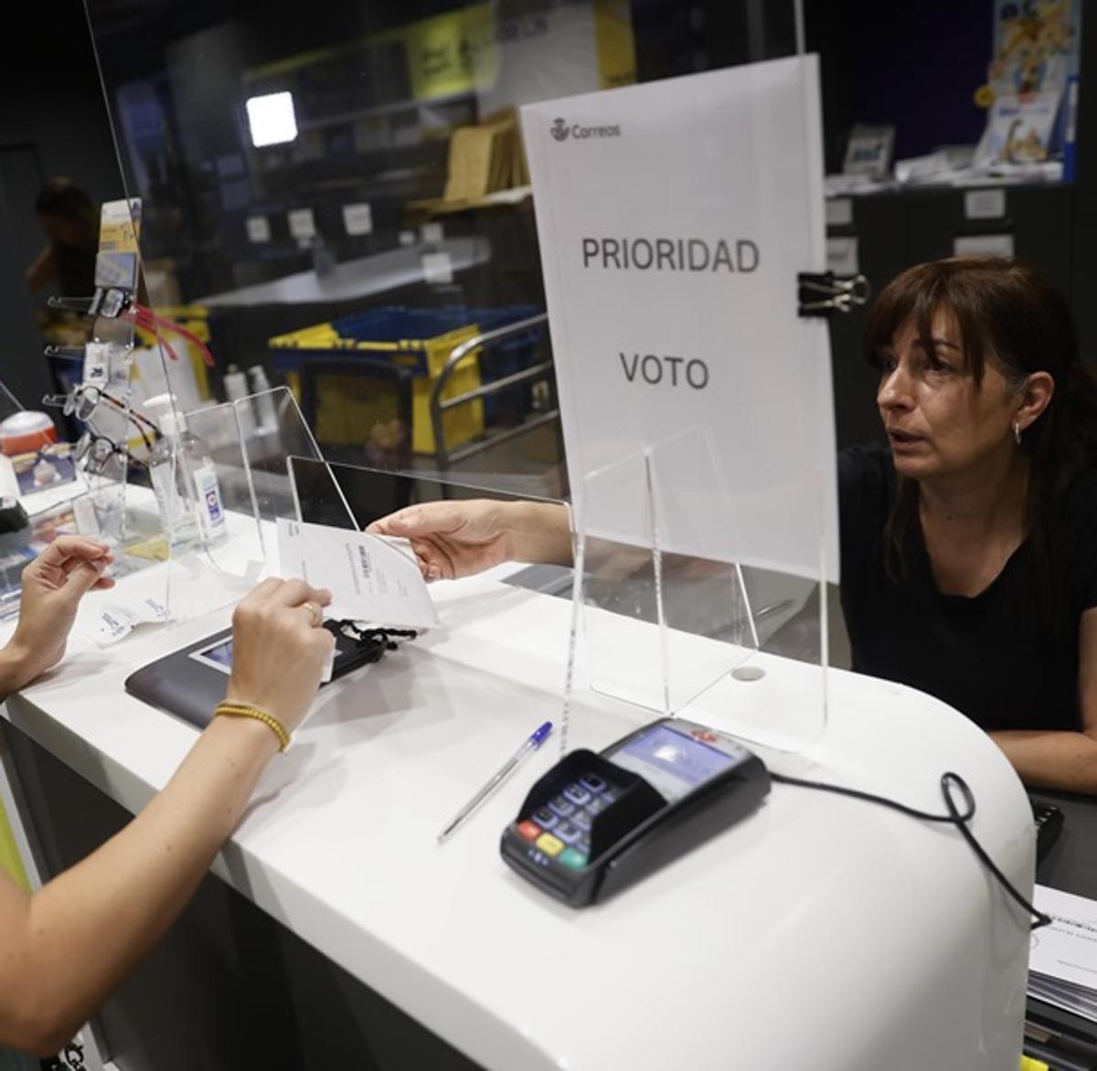 La Junta Electoral amplía el voto por correo hasta las 14 horas del viernes