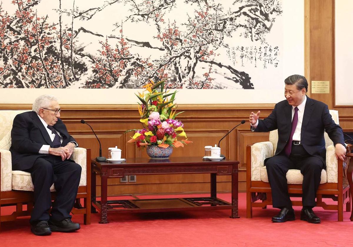 El presidente chino, Xi Jinping, y el exjefe de la diplomacia de Estados Unidos Henry Kissinger en Pekín