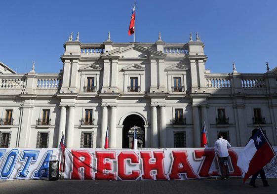 Pancarta instando al rechazo del nuevo texto constitucional para Chile colocada ante la sede del Gobierno del país.