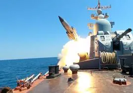 Un buque ruso dispara un misil durante los ejercicios navales en el mar Negro.