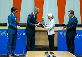 Felipe VI entrega el galardón de la Asociación Mundial de Juristas a la presidenta de la Comisión Europea, Ursula von der Leyen, en la sede de la ONU, en Nueva York.