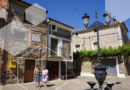 Dos vecinas conversan en la plaza de la iglesia de Valdeprado, donde un 85% del censo se encuentra fuera de España.