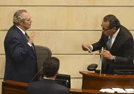 El presidente saliente del Senado, Alexander López, toma juramento a su sucesor, Iván Name, en Bogotá.