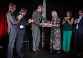 Felipe VI entrega el premio Joan Margarit a la poeta Sharon Olds en Nueva York