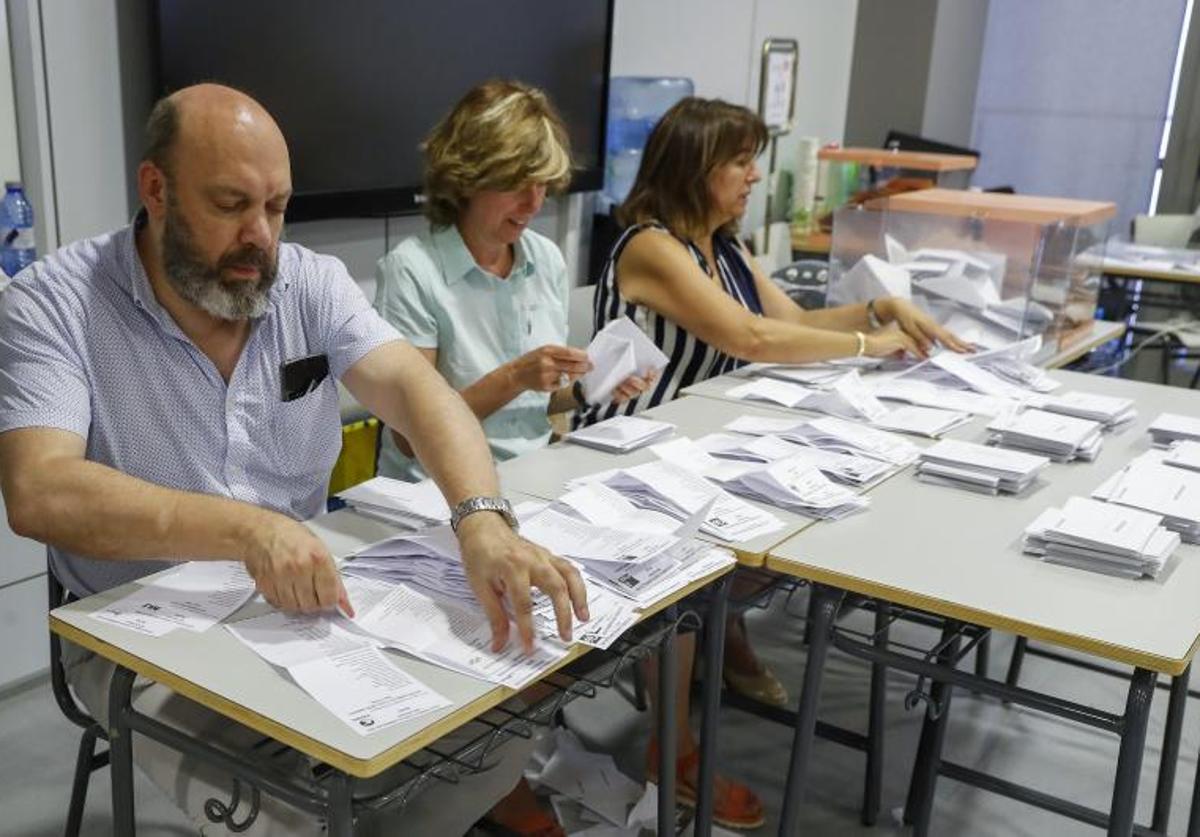 Integrantes de una mesa electoral durante el recuento de votos tras el cierre de las urnas.