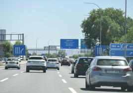 Varios coches circulan por una autovía.