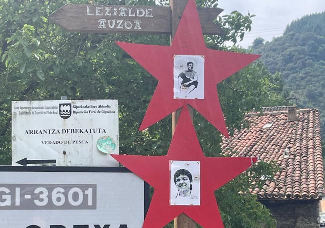 Monolito con etarras. Los retratos de terroristas marcan el cruce entre la localidad y vecina de Lizartza.